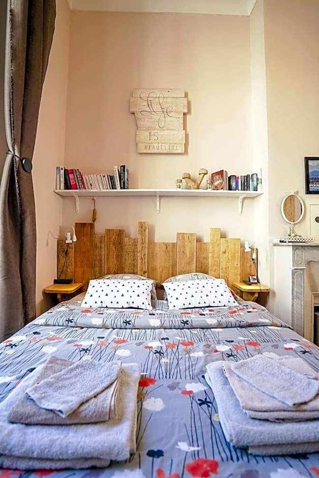 Privates Zimmer mit eigenem externen Bad und Gemeinschafts-WC